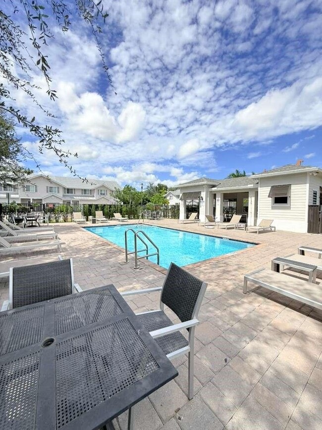 Building Photo - 1692 SE 9th Ave