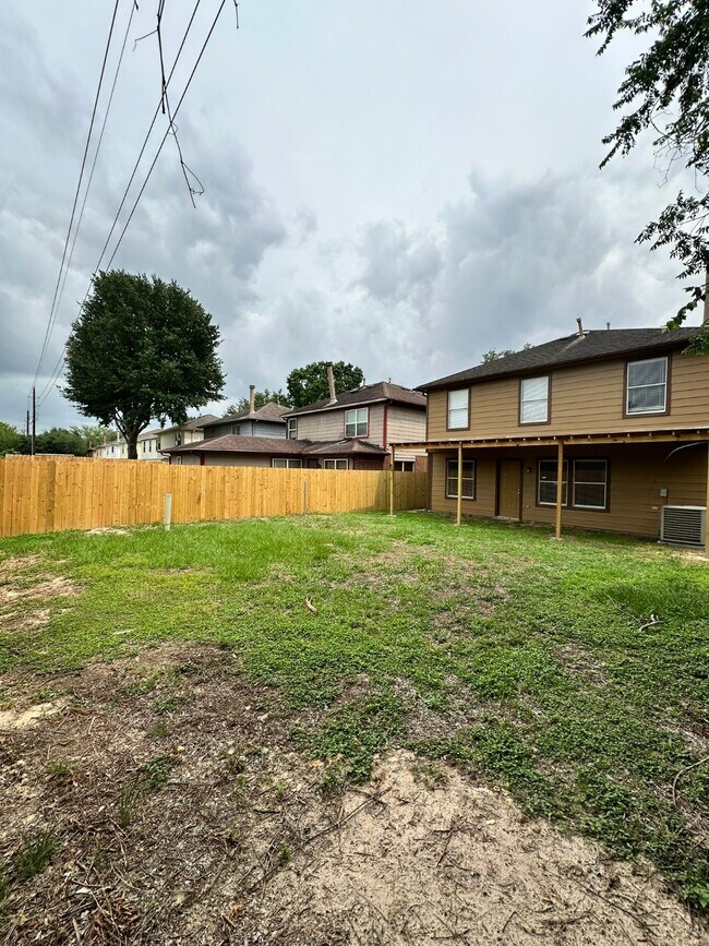 Building Photo - 6910 Bayou Crest Dr