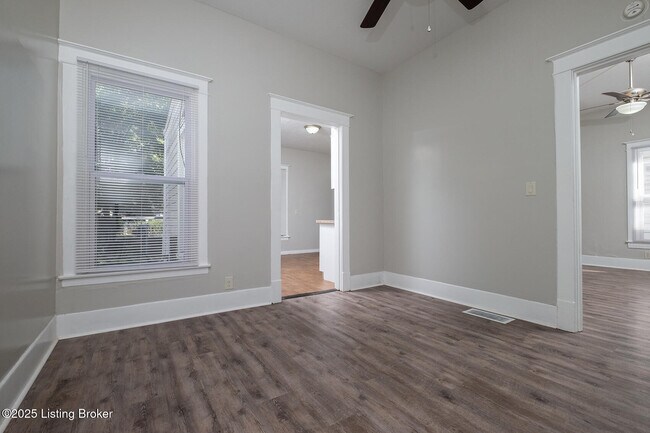 Building Photo - 925 W Evelyn Ave