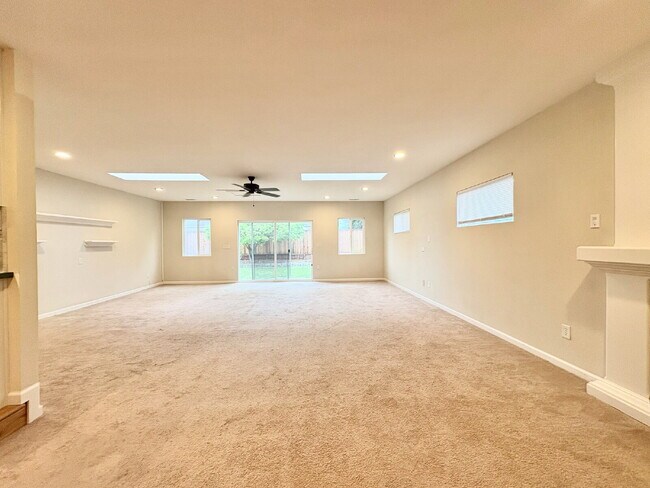 Building Photo - Spacious 3 Bedroom Gilroy Home with AC  & Attached Garage