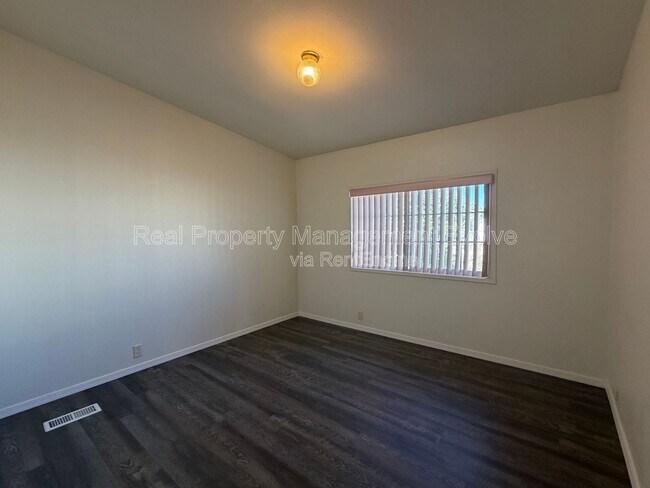 Building Photo - 1514 E Muriel Dr