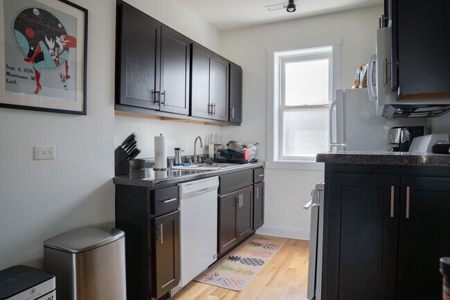 Building Photo - Albany Park - 2 Bed / 1 Bath - Laundry In-Unit w/ Central Heat