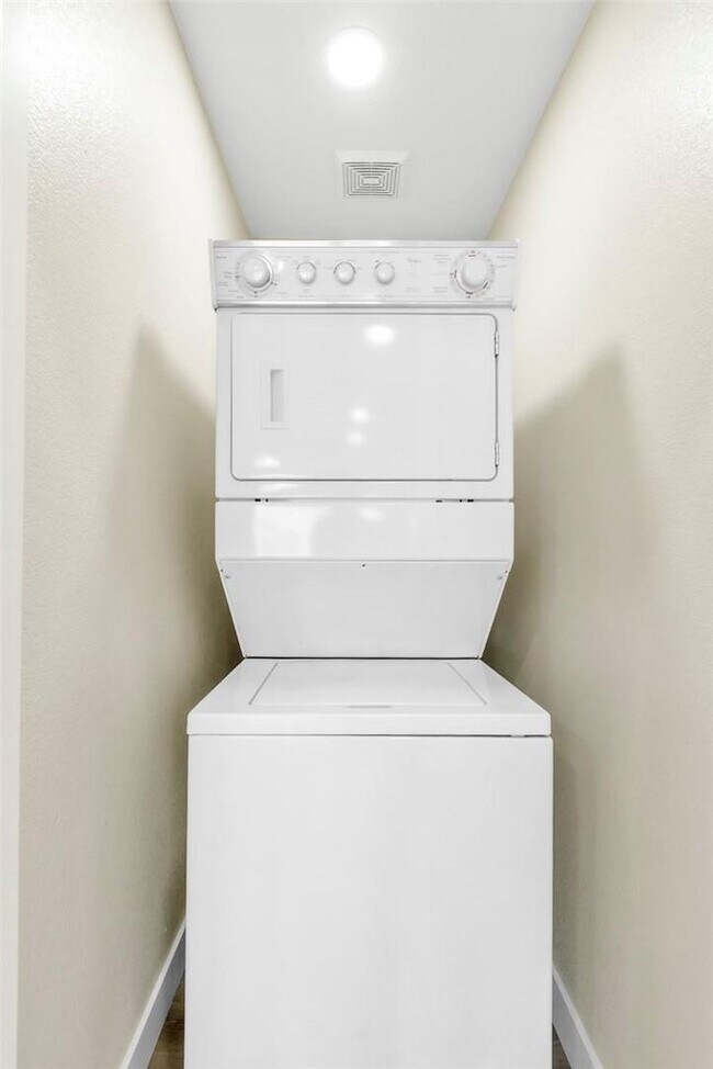 Building Photo - UPDATED 2 BED 2 BATH CONDO IN SOUTH ARLING...