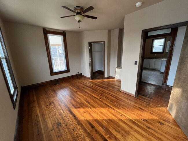 Building Photo - 2 Bedroom House For Rent