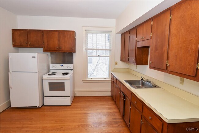 Building Photo - 2318 Genesee St