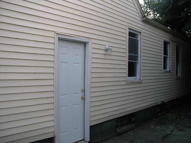 Building Photo - 3 bed ranch on Detroit's East Side Now Ava...