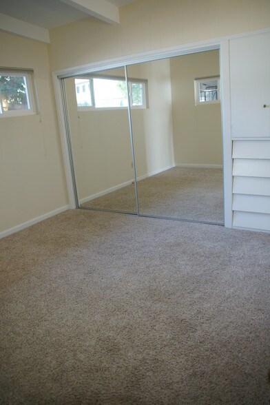 Building Photo - 220 Shoreview Dr