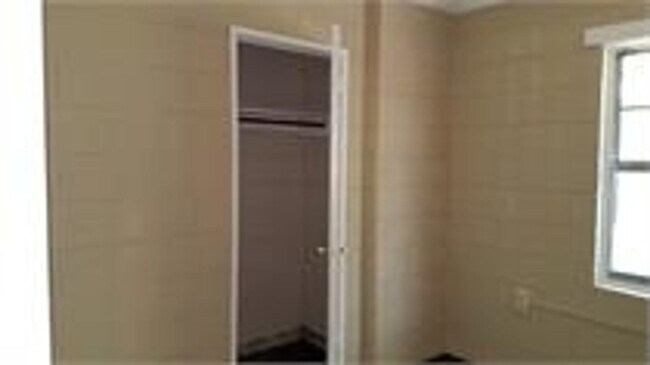 Building Photo - 2 BDRM 1 BATH