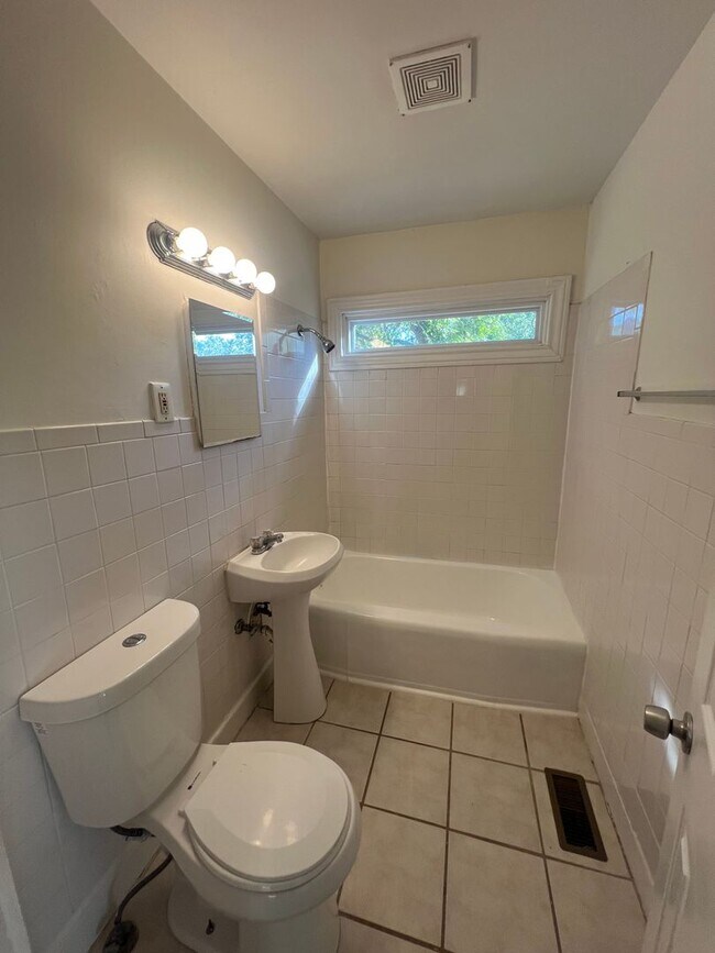 Building Photo - Charming 2 bedroom, 1 bathroom Home Located in the Desirable Greenville, SC Area!