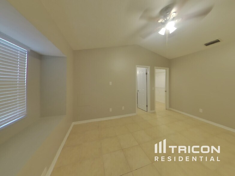 Building Photo - 707 Sand Ridge Dr