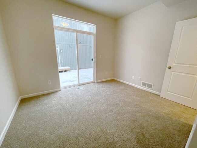 Building Photo - 137-137 Willow View Circle