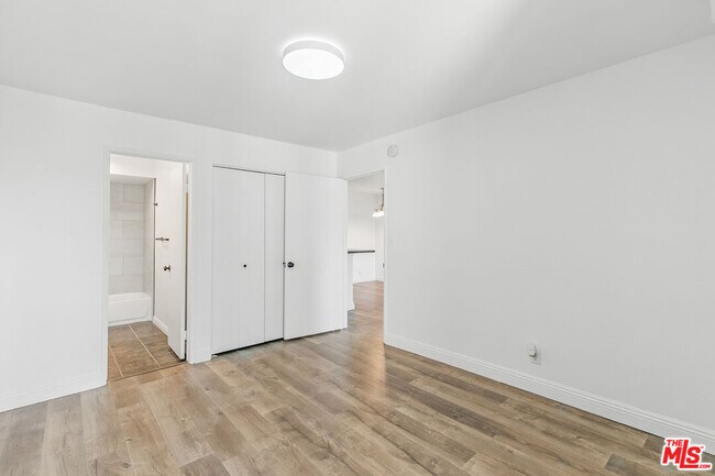 Building Photo - 320 S Ardmore Ave