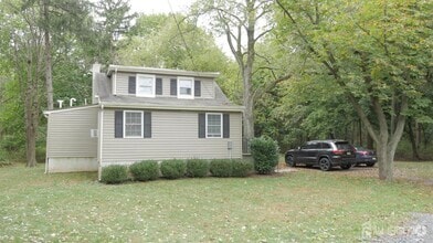 Building Photo - 642 River Rd