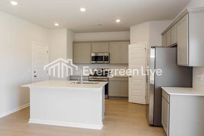 Building Photo - 16907 Whispering Pnes Dr