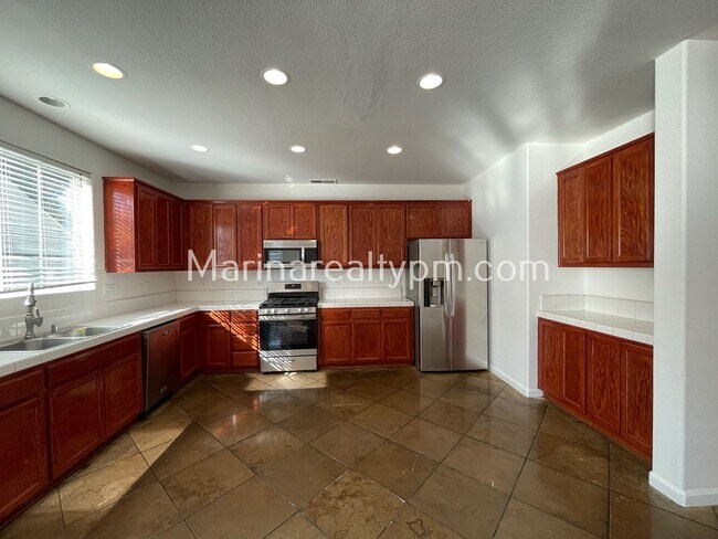 Building Photo - 5 Bedroom 2.5 Bath Two Story House