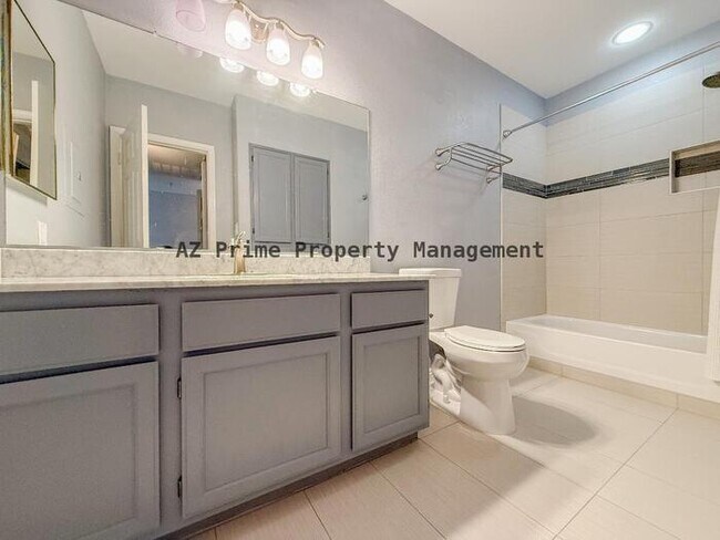 Building Photo - 750 E Northern Ave