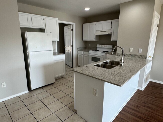 Building Photo - Just off Campus 8/15 Move In!