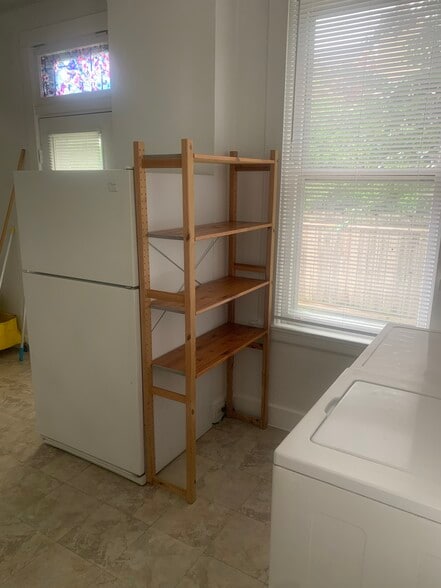 Kitchen - 911 Putnam St