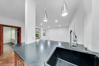 Building Photo - Walk to the Beach – Bright 1Bedroom/1 Bath...