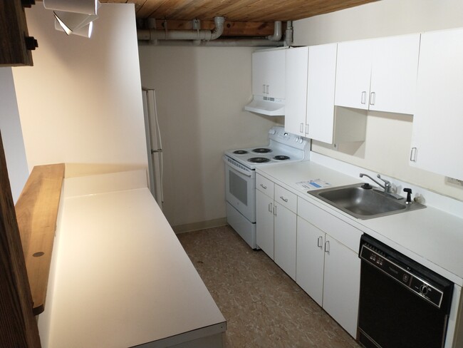 Building Photo - 68 Thermos Ave