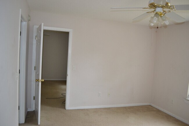 Building Photo - Apartment For Rent