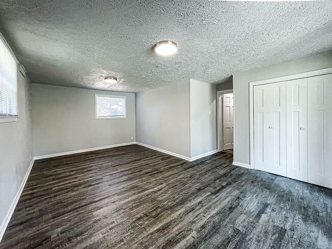 Building Photo - 449 Carol Dr