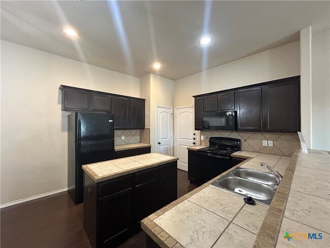 Building Photo - 502 Creekside Cir