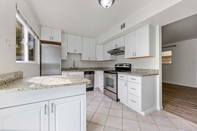 Building Photo - 1615 Cottonwood Dr