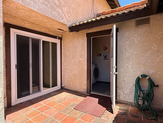 Building Photo - Beautiful 3BD/3BA Townhome in Carlsbad