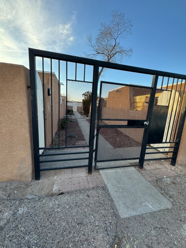 Building Photo - 920 San Pedro Dr SE