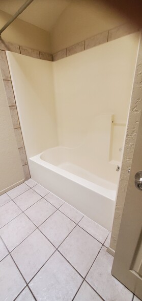 Building Photo - 705 Hellenic Dr
