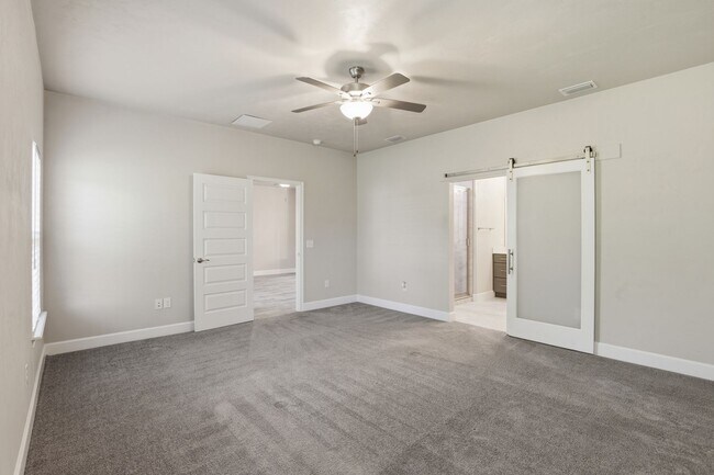 Building Photo - Villas of West 3Bed/2Bath End Unit