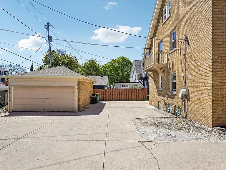 Building Photo - 3916 N Farwell Ave
