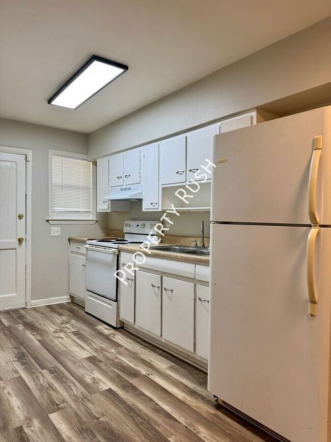 Building Photo - 1014 N Larchmont Dr