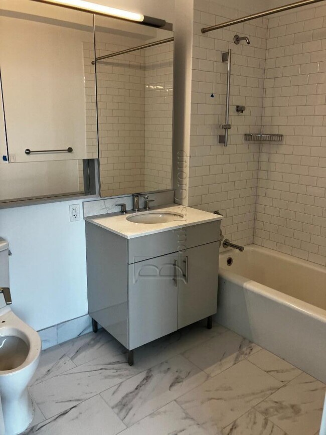 Building Photo - 3 bedroom in LONG ISLAND CITY NY 11101