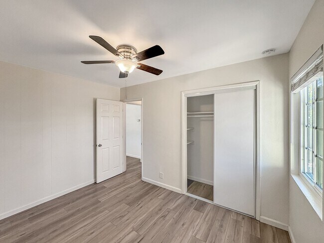 Building Photo - 839 N Midway Dr