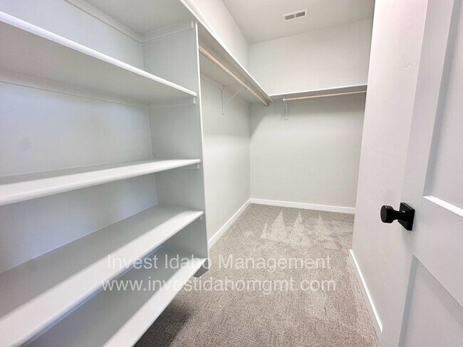 Building Photo - Prioritize comfortable living in this CBH ...