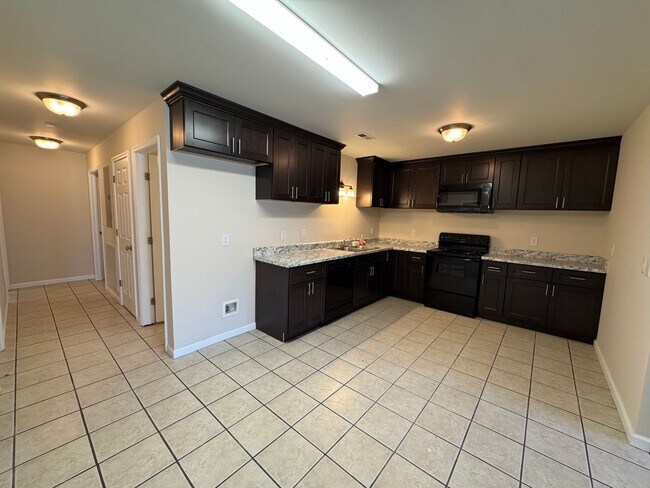 Building Photo - 110-112 Lyons Dr NW