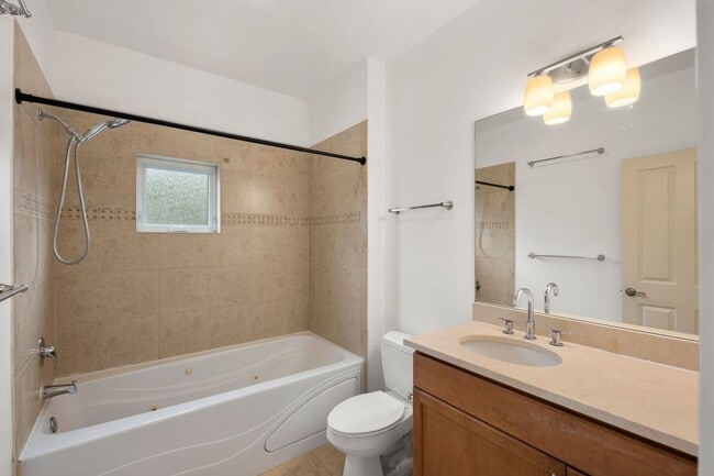 Building Photo - West Seattle - Large Bright 2 Bedroom 1.75 bath Delridge Townhouse