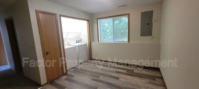 Building Photo - 160 Balcerzak Dr