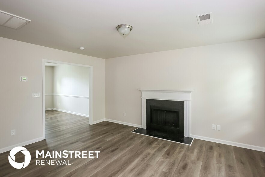 Building Photo - 5525 Kiev Dr