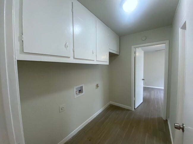Building Photo - 158 Weizmann St