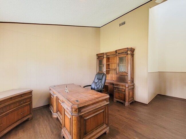 Building Photo - Extremely well maintained home. The second floor of this home being the main living area has a fa...