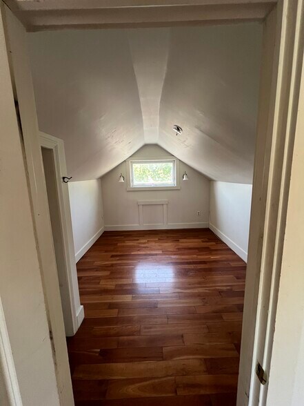 Building Photo - 196 Pine St