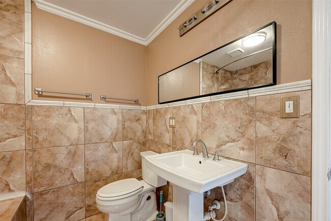 Building Photo - 7711 Beechnut St