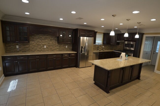 Building Photo - Must See!  Beautifully remodeled 3 bedroom, 2 bath home in Park Forest - Oakcrest Subdv