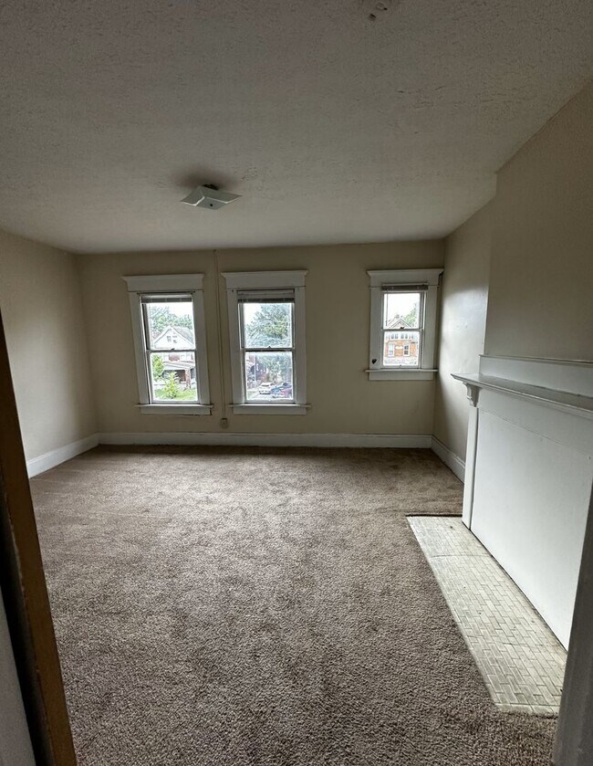 Building Photo - 1626 Summit-