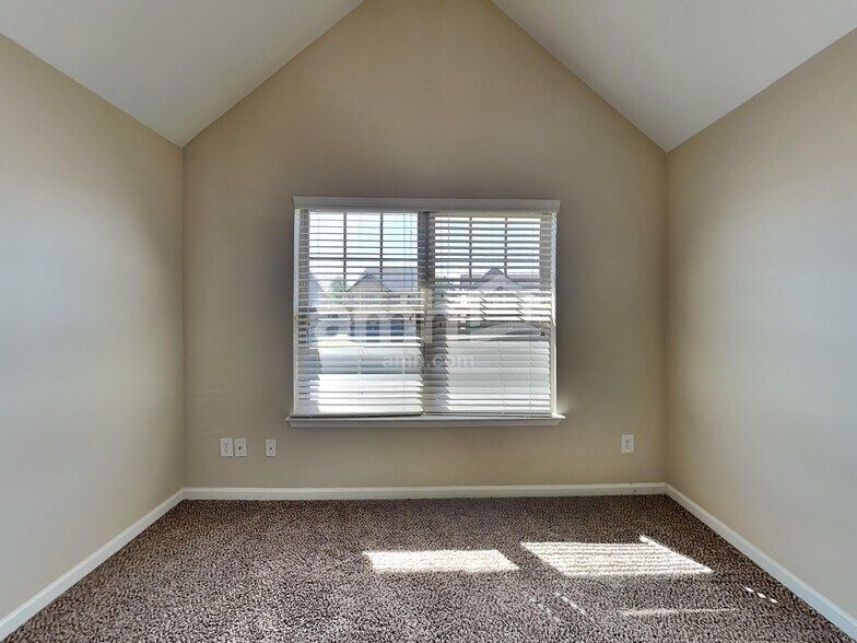 Building Photo - 137 Border Ave