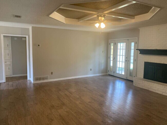 Building Photo - Beautifully Updated Home 1 Block From Heri...