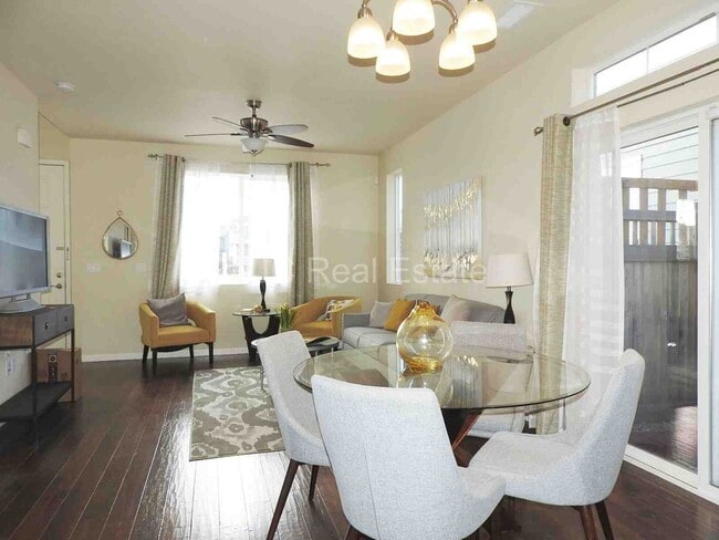 Building Photo - Central Park Town Home for Rent!